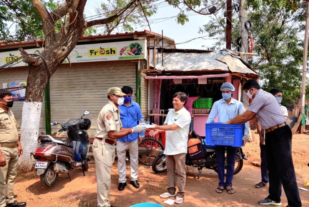 KIIT Hospital Giving food to Traffic police in corona